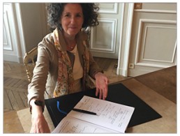 Photo de Suzanne Chami, Déléguée Générale d'IDEAS signe la charte