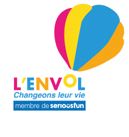 Logo de l'association L'ENVOL illustré par une montgolfière et la phrase 